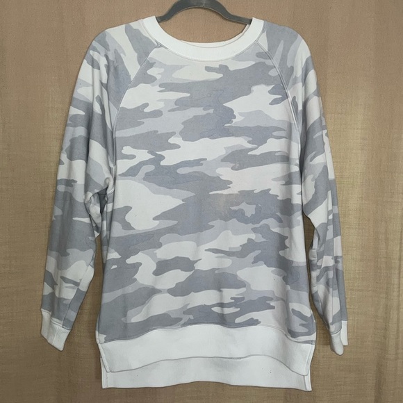 American Eagle Oversized Sweater Womens Small White Camouflage  Jegging Fit - Picture 2 of 5